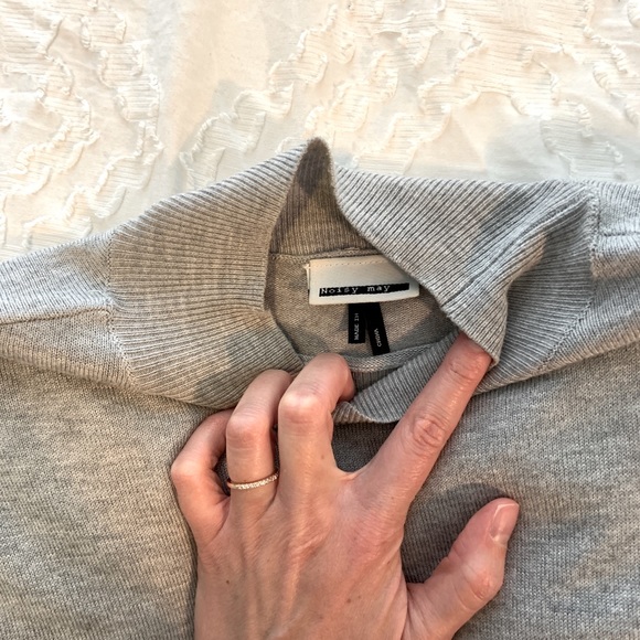 Ruffled long sleeve turtleneck - Picture 2 of 3